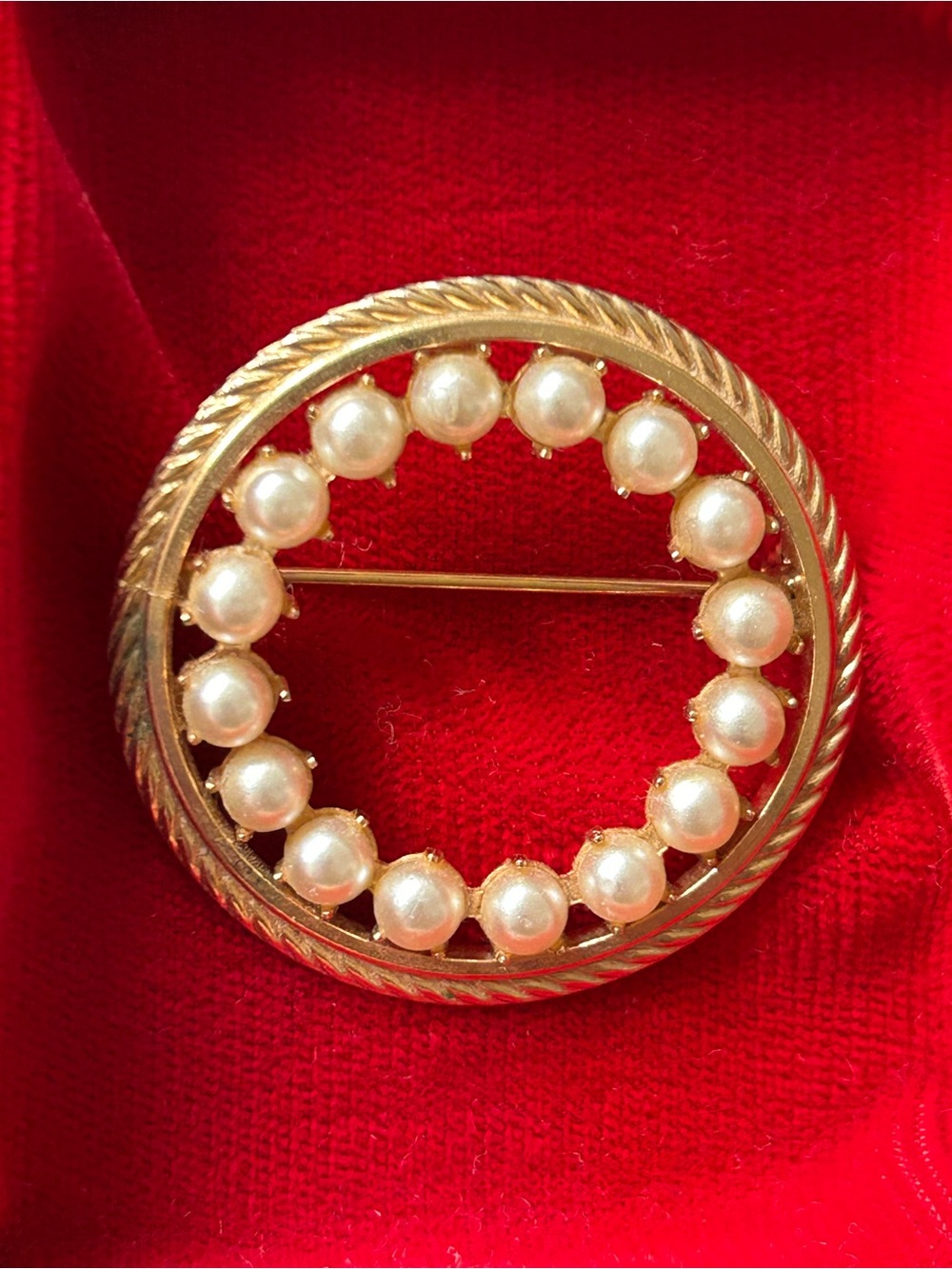 Classic Pearl Circle Brooch